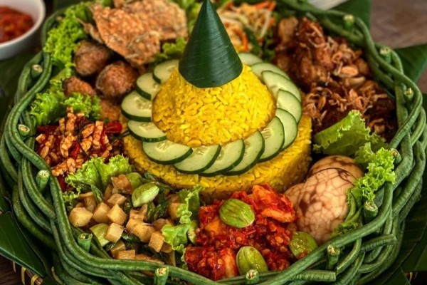 Hidangan Nasi Tumpeng Nusantara Istimewah Dari Kedai Kayumanis
